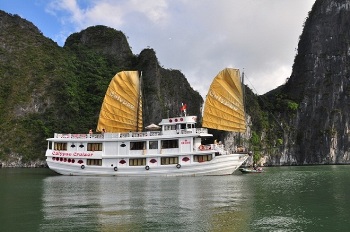 Jonque Oriental Sails dans la baie d'Halong